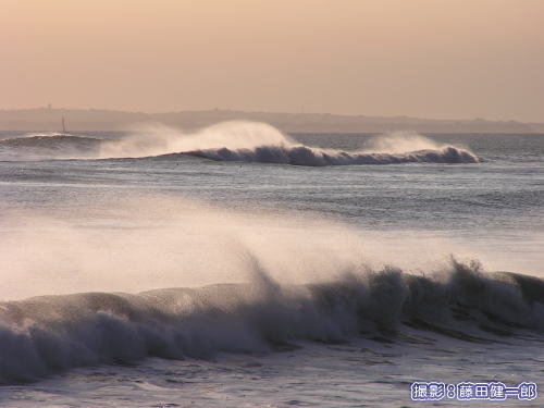 台風8号のウネリで大シケの東京湾