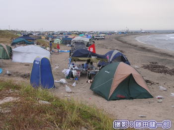 今年もテントで溢れた根本海岸キャンプ場(あまり楽しそうではない…)